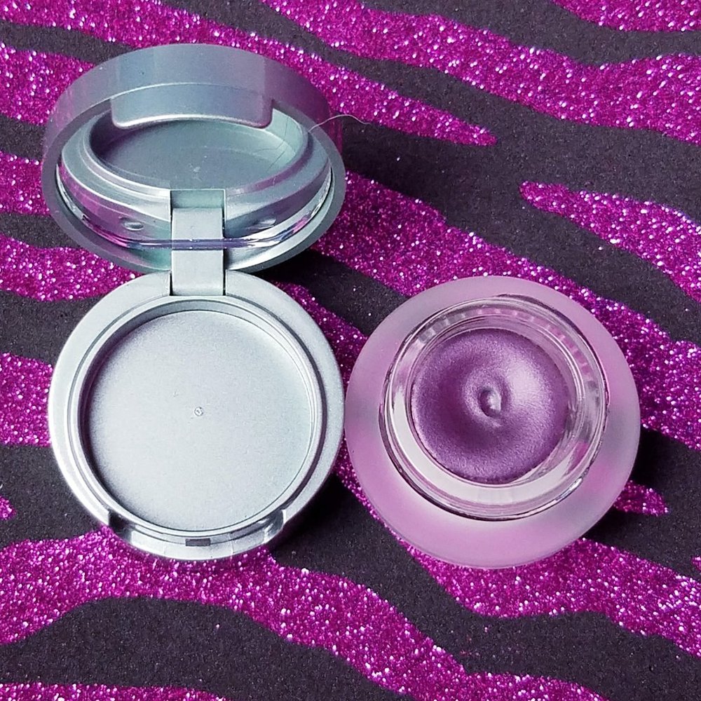 Dreamy Plum‎ Silk Eyeliner Shadow